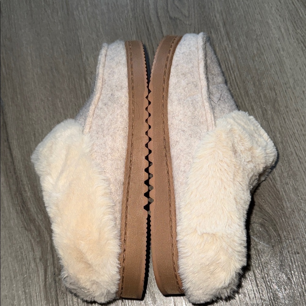 Dearfoams Cream Fur Women's Slippers - Picture 5 of 6